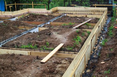 ahşap kalıp ve metal çubuklar telle bağlı ile inşaat sitenizin görünümünde. Vakfı dökme için hazırlık