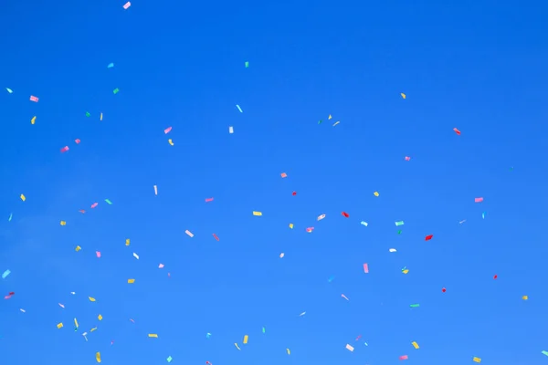 Mångfärgade Konfetti Klarblå Himmel Bakgrund Begreppet Holiday Bakgrund — Stockfoto