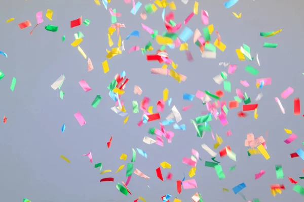 Veelkleurige Confetti Een Grijze Achtergrond Concept Van Vakantie Achtergrond — Stockfoto