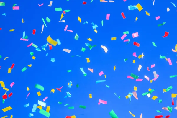Veelkleurige Confetti Heldere Blauwe Hemelachtergrond Concept Van Vakantie Achtergrond — Stockfoto