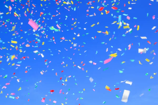 Buntes Konfetti Auf Klarem Blauem Himmel Konzept Der Ferienkulisse — Stockfoto