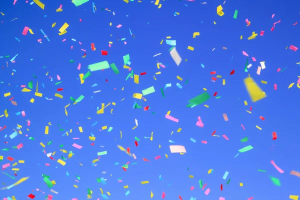 Açık mavi gökyüzü arka plan üzerinde renkli konfeti. tatil zemin kavramı