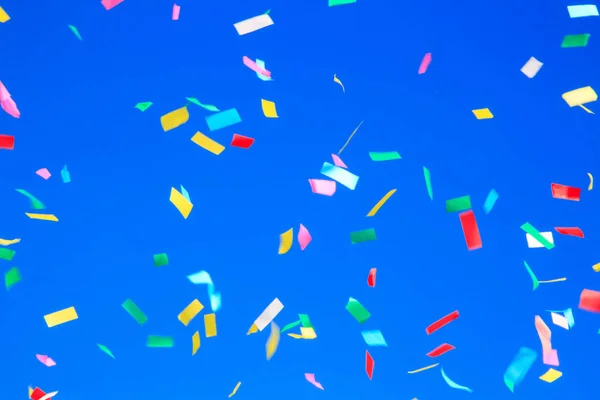 Veelkleurige Confetti Heldere Blauwe Hemelachtergrond Concept Van Vakantie Achtergrond — Stockfoto