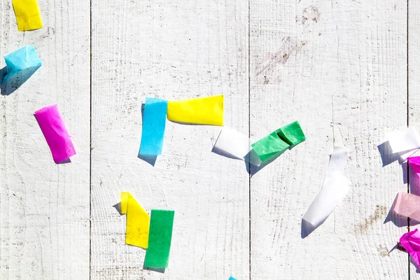 Confettis Multicolores Sur Fond Plancher Table Bois Peint Blanc — Photo