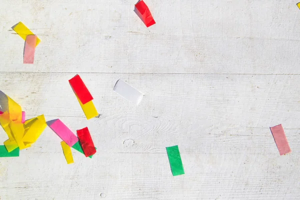 Confete Multicolorido Chão Madeira Pintado Branco Fundo Mesa — Fotografia de Stock