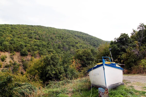 Barco Velho Encontra Perto Estrada Contra Fundo Área Montanhosa Coberto — Fotografia de Stock