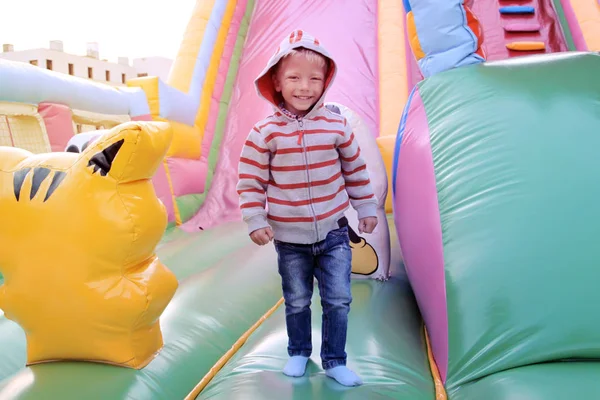 Ein Kleiner Junge Spielt Einer Bunten Kinder Trampolin Anlage Auf — Stockfoto