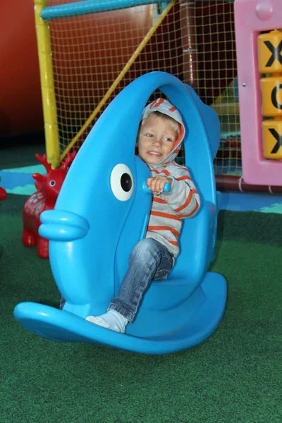 Menino Balançando Brinquedo Azul Forma Peixe Parque Infantil — Fotografia de Stock