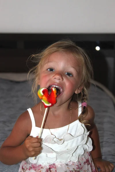 小女孩与五颜六色的糖果 Lolipop — 图库照片