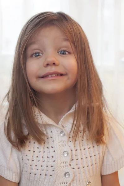 Menina Com Cabelo Longo Fluindo Sentado Olhando Para Câmera — Fotografia de Stock