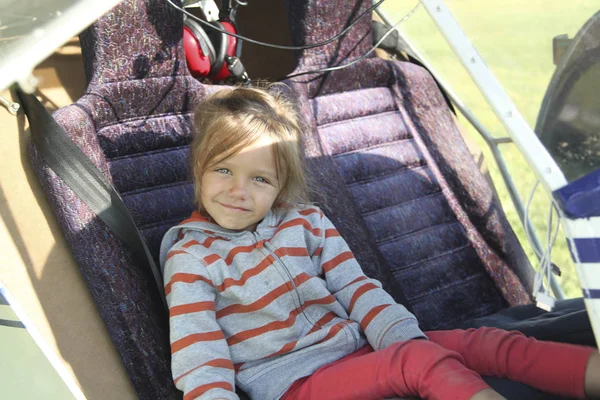美丽的女孩坐在驾驶舱的一个小的双座位飞机 — 图库照片
