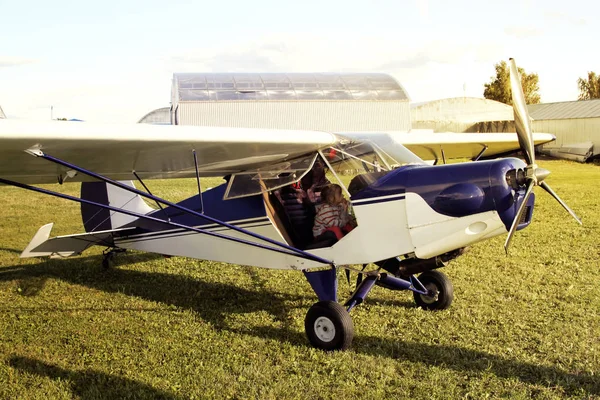 Gyönyörű Kislány Ült Pilótafülkében Egy Kis Kétüléses Repülőgép — Stock Fotó