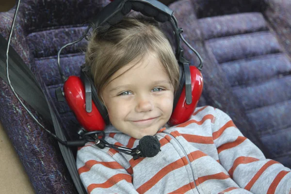 Küçük Tek Kişilik Uçak Kokpitte Oturan Kulaklıklar Şirin Bebek Kız — Stok fotoğraf