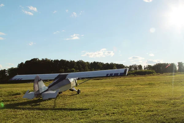 Jednomotorový Letoun Poli Osvětlena Slunečním Světlem Očekávání Startu — Stock fotografie