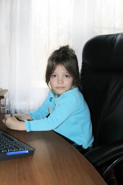 Симпатичная Девушка Синем Свитере Сидит Компьютерным Столом Большом Черном Кожаном — стоковое фото