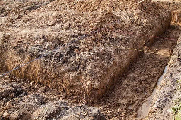 açı açmanın el ile Vakfın altında veya drenaj ve bir ip düzgünlüğünü için çizilmiş çizgiler yerleştirmeye ilişkin kazdık