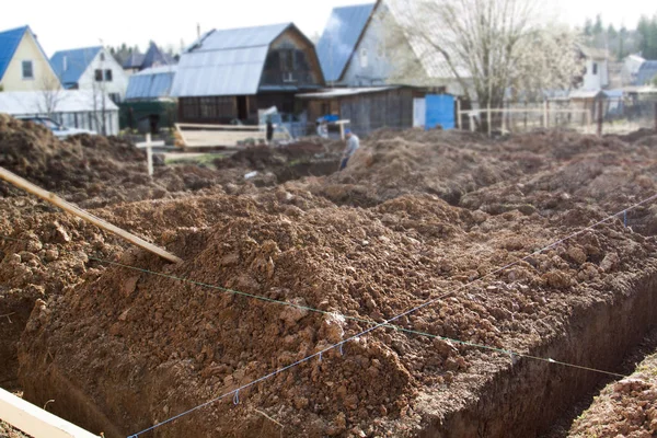 Loopgraaf Met Hand Gegraven Voor Stichting Voor Afwatering Leggen Uitgerekt — Stockfoto