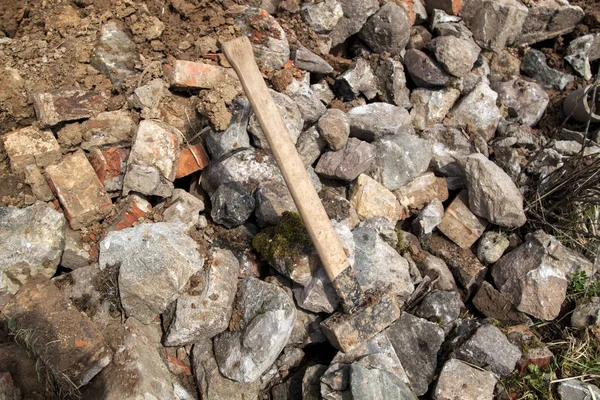 View Sledgehammer Lying Pile Stones Soil — Stock Photo, Image