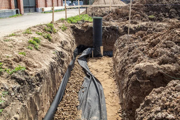 排水管道及检查井从房屋施工现场取水 — 图库照片