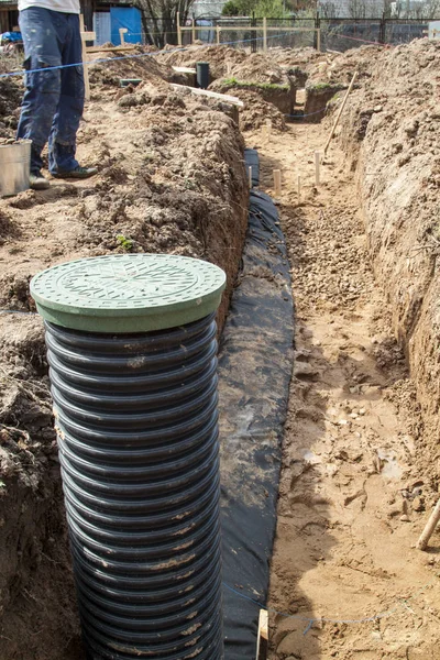 Vista Las Tuberías Drenaje Pozo Inspección Para Extracción Agua Sitio — Foto de Stock