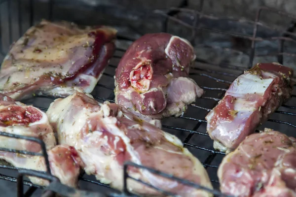 石炭の煙の上で焼いたラム肉のジューシーな部分 — ストック写真