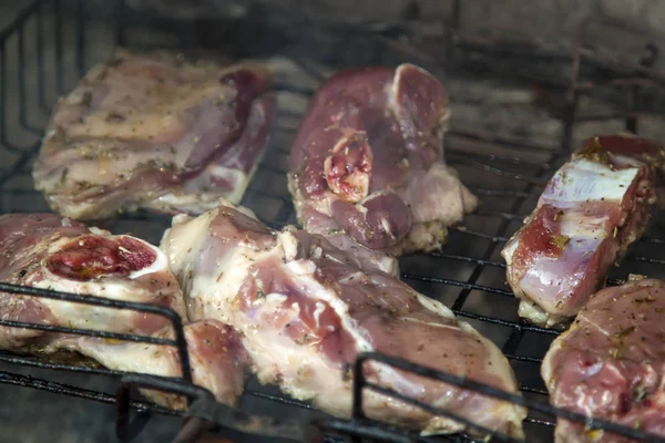 石炭の煙の上で焼いたラム肉のジューシーな部分 — ストック写真