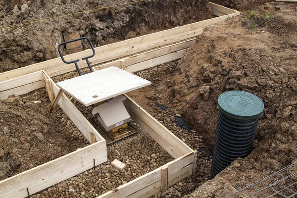 为浇注地基而准备的检查井 排水管道和模板槽 — 图库照片