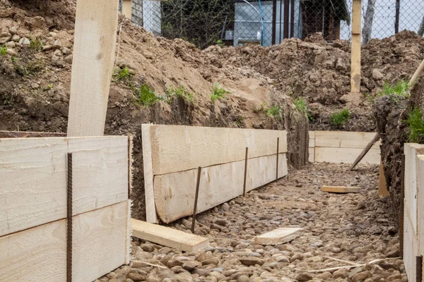 Närbild Obehandlade Formsättning Brädor Och Bråte Botten Diket Grävde Foundation — Stockfoto