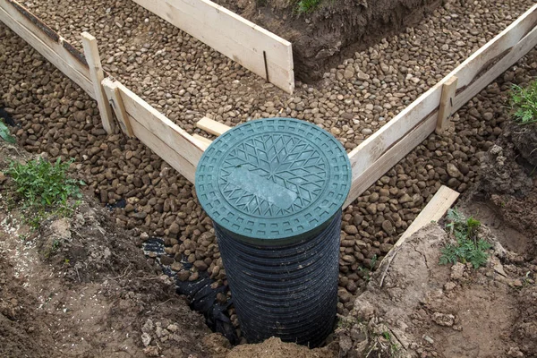 よく検査 排水パイプ 基礎を注ぐために用意されているトレンチ — ストック写真