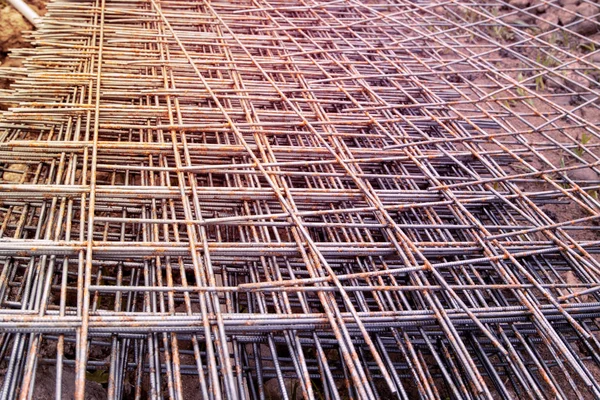 鉄筋コンクリート造のスチール メッシュのスタック — ストック写真