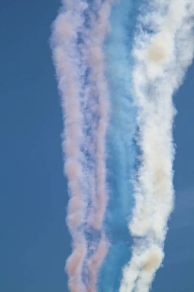 러시아 국기의 색상에 하늘에서 항공기 — 스톡 사진