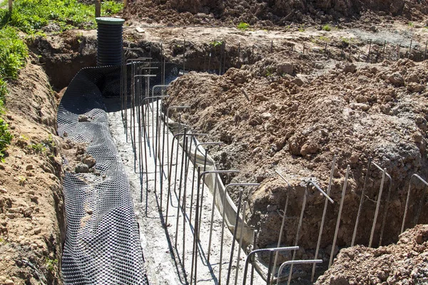用钢筋 线材和检测井进行水泥和钢筋砼浇筑的一期工程 — 图库照片