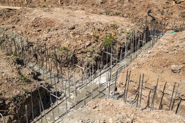 Dökme Çimento Ile Yeni Bir Bina Çelik Çubuklar Filmaşin Ile — Stok fotoğraf
