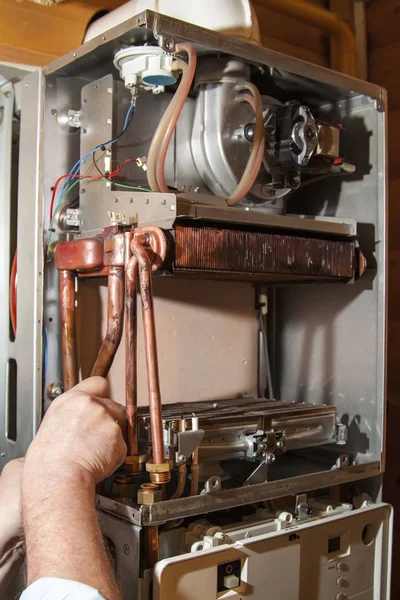 労働者はガスボイラーで職場のデスケー リング後熱交換器をインストールします — ストック写真