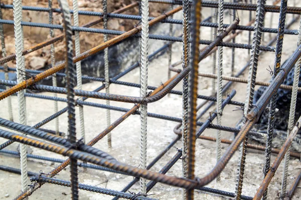 ワイヤーで接続されている金属の棒をコンクリートの補強 基礎を注ぐための準備 — ストック写真