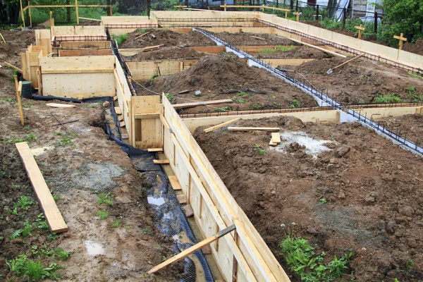 Zicht Bouwplaats Met Houten Bekisting Metalen Stangen Aangesloten Kabel Voorbereiding — Stockfoto