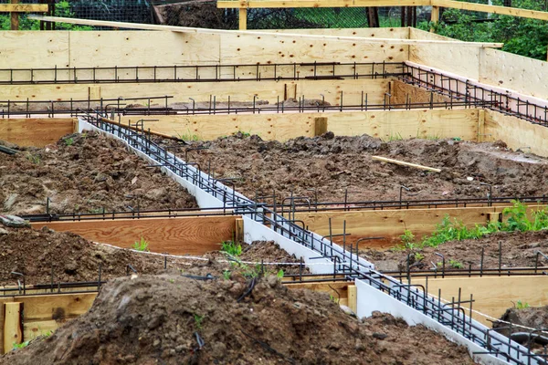 Reforço Concreto Com Hastes Metálicas Conectadas Por Arame Cofragem Madeira — Fotografia de Stock