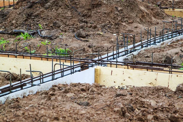 Takviye Beton Ile Metal Çubuklar Tel Ahşap Kalıp Tarafından Bağlı — Stok fotoğraf