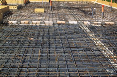 tel ile bağlı metal çubuklar ile beton takviye. Öncesi