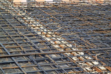 metal çubuklar konne ile beton takviye yakın görünümü
