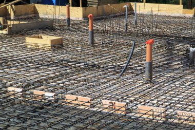 tel ile bağlı metal çubuklar ile beton takviye. Öncesi