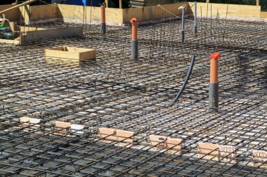 tel ile bağlı metal çubuklar ile beton takviye. Öncesi