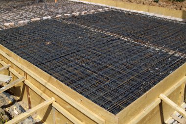 tel ile bağlı metal çubuklar ile beton takviye. Öncesi