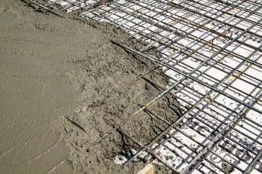 güçlendirilmiş metal çerçeve ile hazırlanan yerine Beton dökme