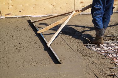 işçi özel bir çalışma aracı ile taze beton levha tesviye