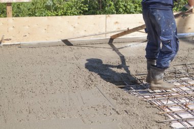 işçi özel bir çalışma aracı ile taze beton levha tesviye