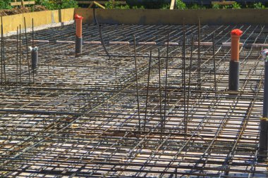 w ile bağlanan metal çubuklar ile beton takviye görünümü