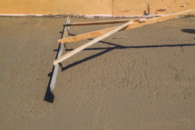 özel bir çalışma aracı ile beton levha tesviye