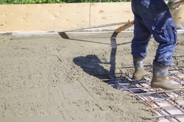 işçi özel bir çalışma aracı ile taze beton levha tesviye