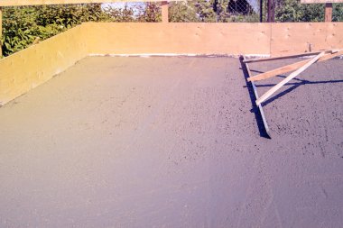 taze beton levhanın özel bir çalışma aleti ile hizalanması